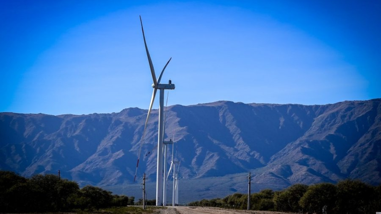 San Luis inaugura el primer parque híbrido de energía solar y eólica de la Argentina