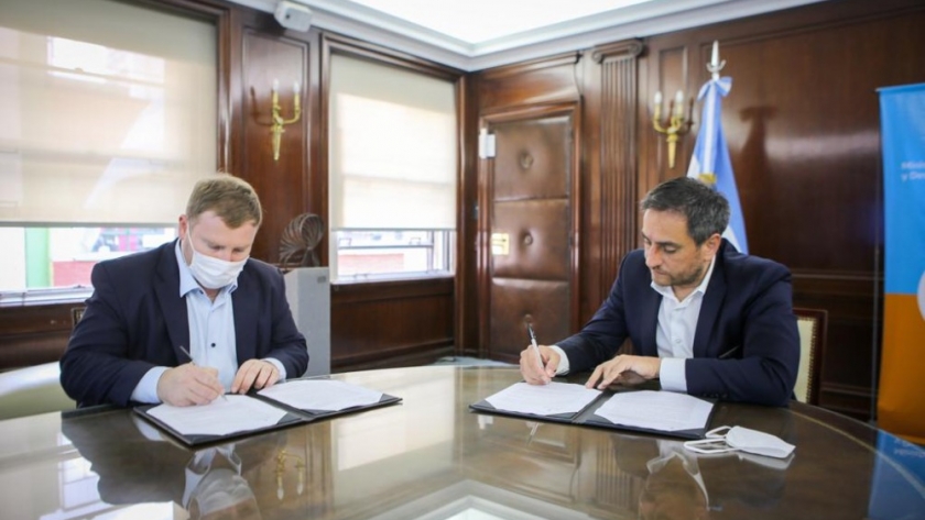 Cabandié y Bellomo firmaron un convenio para optimizar la gestión de residuos de Los Antiguos