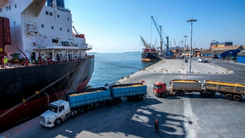 Inédito: Llegó el primer buque con maíz argentino al puerto de Paranaguá para cubrir el bache de oferta presente en Brasil