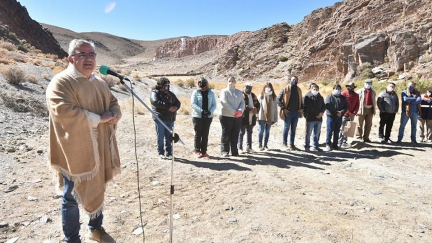 El equipo de Gobierno inauguró un reservorio de agua y lanzó la obra del dique Paicuqui