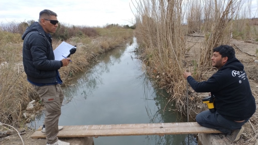 Inédito trabajo de monda mejoró la distribución del agua de riego
