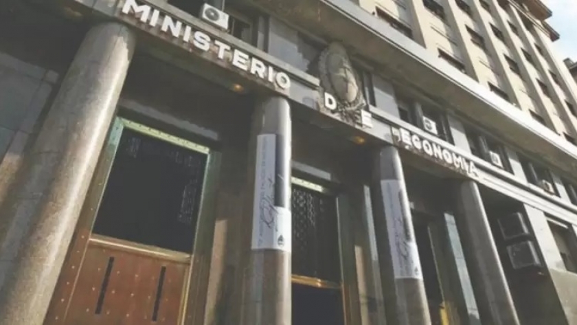 Economía colocó instrumentos de deuda pública por $477.312 millones, lo que implicó un ratio de refinanciamiento del 107%
