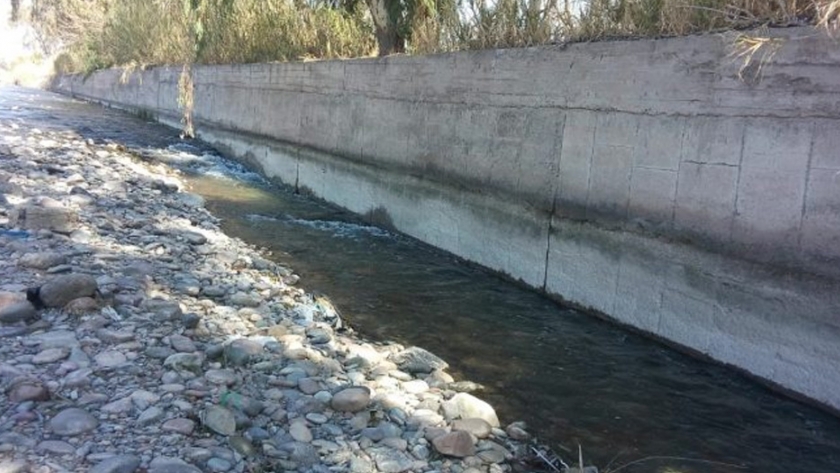 Hidráulica: operativo de limpieza sobre las márgenes del canal Cacique Guaymallén