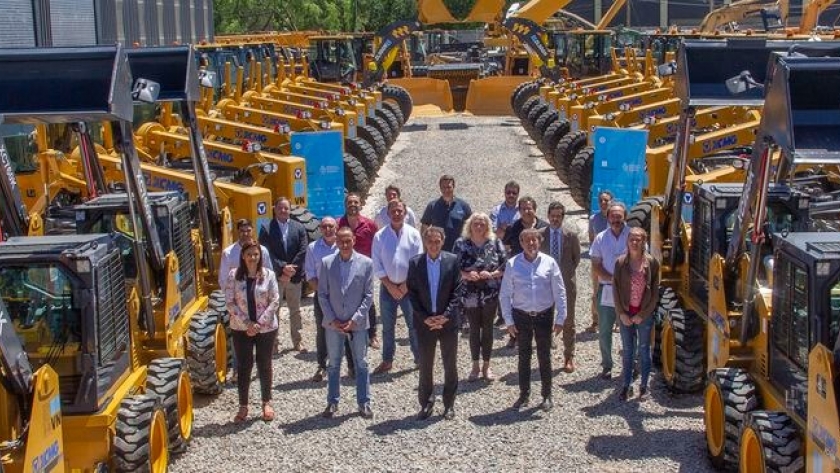 Katopodis y Arrieta entregaron equipamiento vial para ser distribuidos en todo el país
