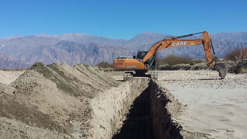 Comenzaron los trabajos de limpieza y encauzamiento del río Chuscha en Cafayate