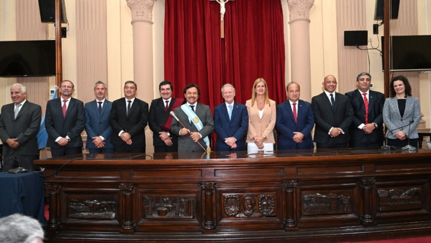 El gobernador Sáenz tomó juramento al gabinete que lo acompañará en el nuevo periodo constitucional