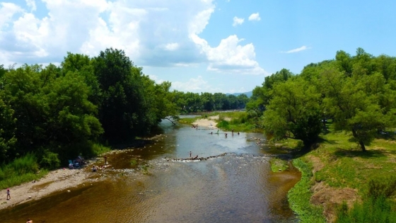 Amboy, el pueblo serrano de 200 habitantes que combina arquitectura colonial y senderismo
