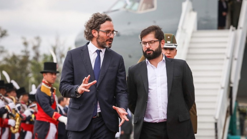El presidente de Chile, Gabriel Boric Font, inicia hoy su visita oficial realizando la tradicional ofrenda floral al General José de San Martín