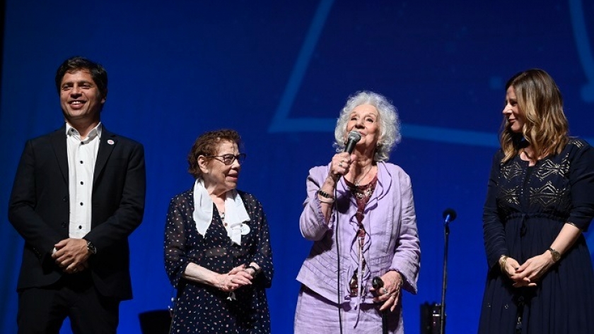 Kicillof participó de un concierto en homenaje a Abuelas de Plaza de Mayo