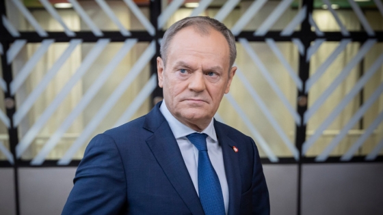 Donald Tusk enfrenta una moción de confianza clave para salvar su coalición en Polonia