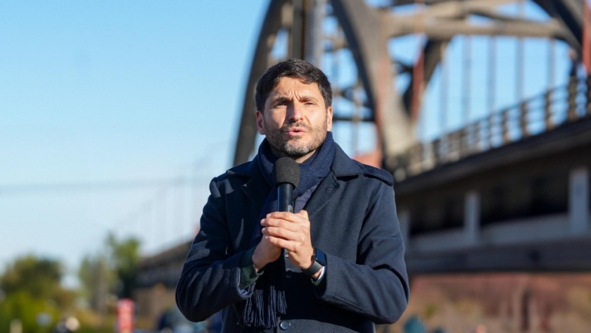 Pullaro encabezó la colocación de pilotes del nuevo puente entre Santa Fe y Santo Tomé