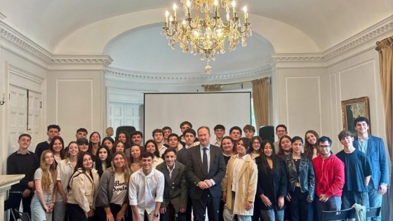 Embajador de Bélgica recibe a estudiantes de UNICEN para fortalecer vínculos culturales y educativos