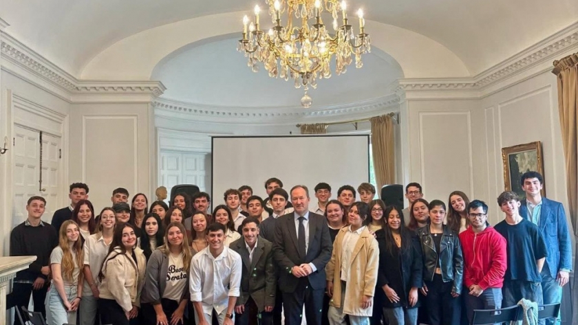 Embajador de Bélgica recibe a estudiantes de UNICEN para fortalecer vínculos culturales y educativos