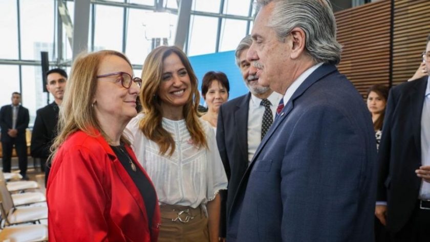 Alicia estuvo presente en el lanzamiento del Plan de Conectividad Satelital en el CCK