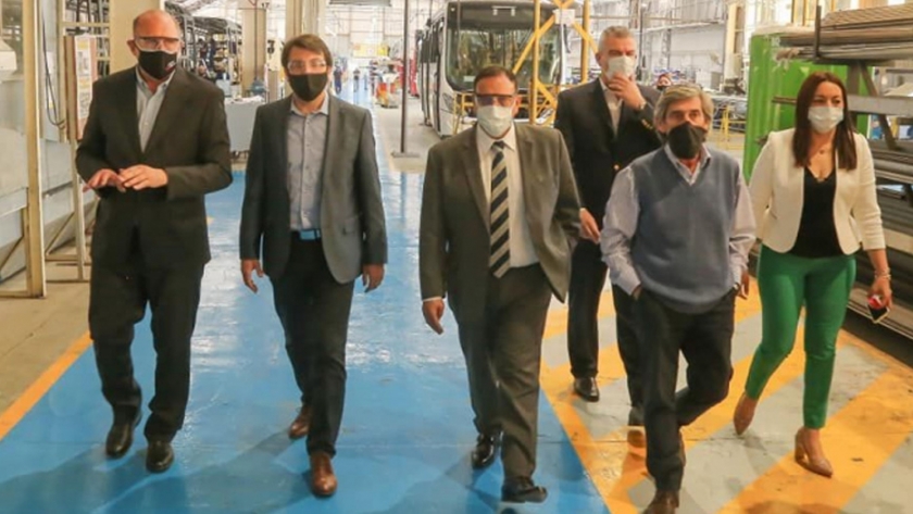 Quintela visitó la empresa encargada de la fabricación de las unidades que serán parte de RiojaBus
