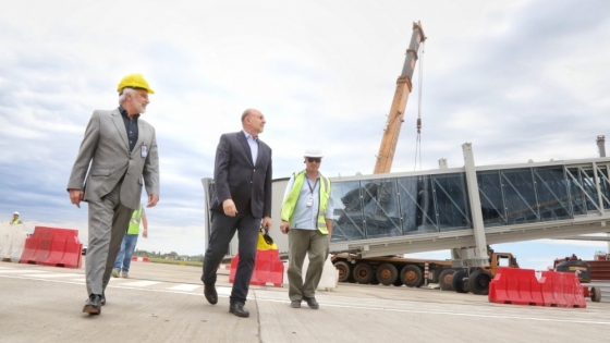 Perotti recorrió las obras de la nueva terminal flexible para pasajeros en el aeropuerto internacional del Rosario