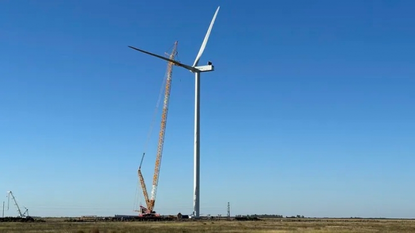 Se montaron los primeros aerogeneradores del parque eólico General Levalle