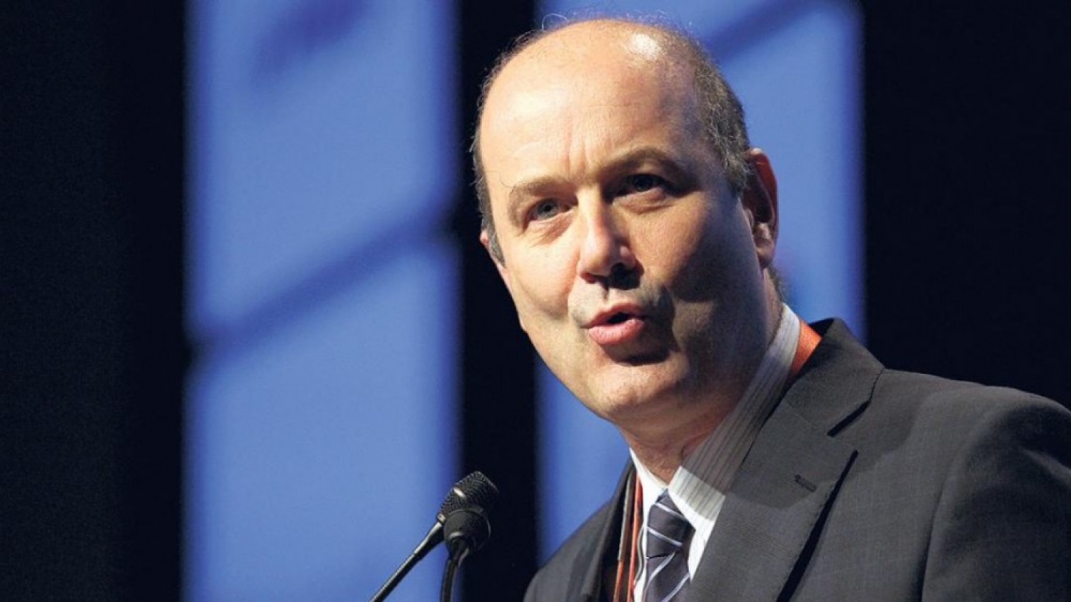 Sturzenegger defiende el gasto de dólares en el exterior y lo llama motor de la producción