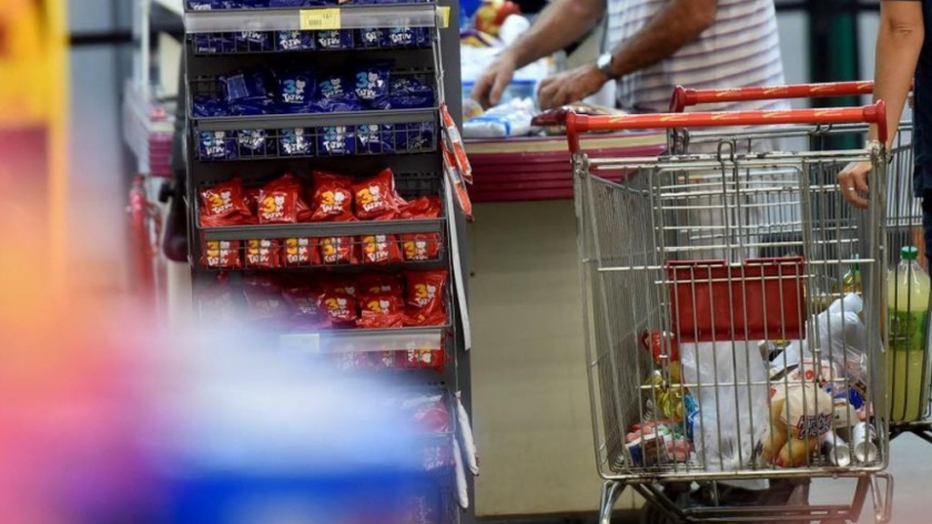 Los supermercados, en contra de la prohibición de exhibir golosinas en línea de cajas