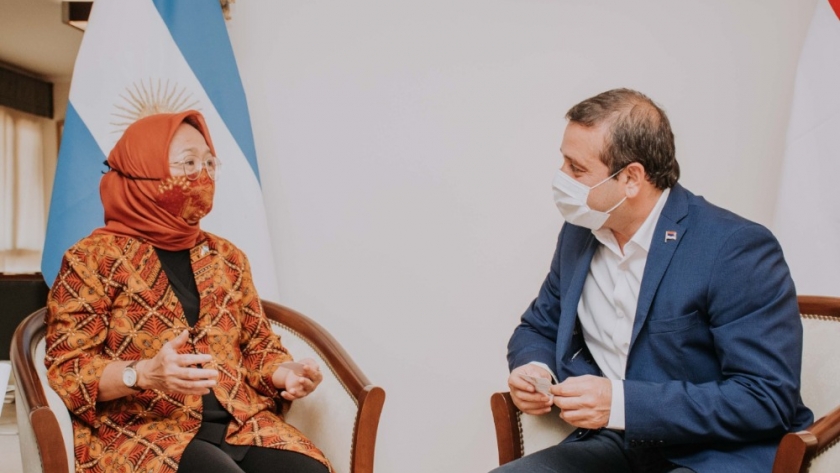 El gobernador Oscar Herrera Ahuad recibió a la embajadora de Indonesia en Argentina, Niniek Kun Naryatie.