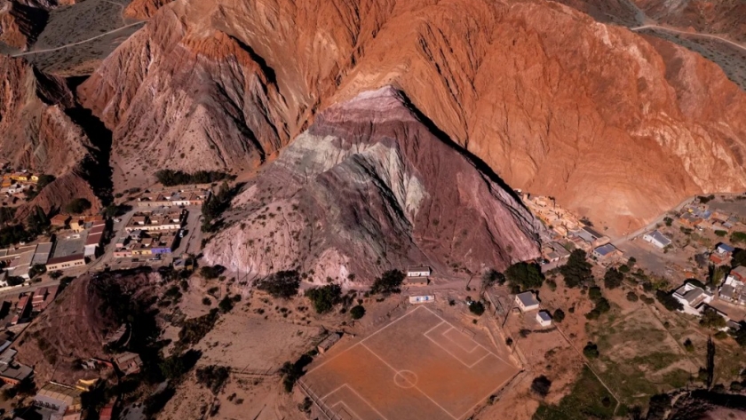 La cancha de fútbol de Purmamarca rodeada de paisajes únicos es viral en redes sociales