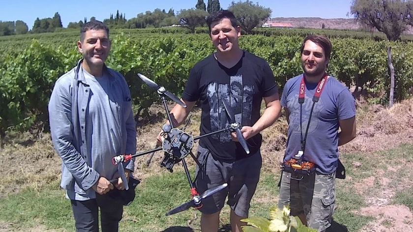 Regresó al país, no encontró trabajo y ahora fabrica drones
