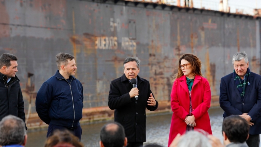 Con presencia del ministro Giuliano, el Gobierno Nacional cede al astillero Río Santiago un dique flotante para aumentar los recursos nacionales
