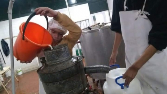 Estudiantes y docentes “reviven” una fábrica abandonada para producir lácteos