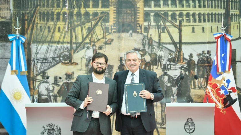 El Presidente mantuvo una reunión privada y encabezó la firma de convenios con su par de Chile, Gabriel Boric