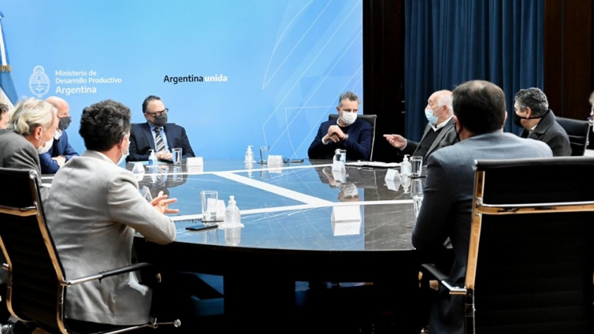 Kulfas lanzó créditos por $2.000 millones para fortalecer la competitividad de la cadena avícola