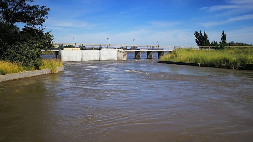 Trabajo de medición en el río Colorado