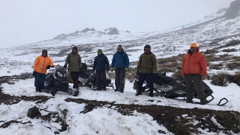 Fundamental tarea con las motos de nieve para llegar a los pobladores más alejados