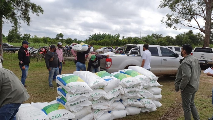 La Provincia asistió con fertilizantes a productores de bananas