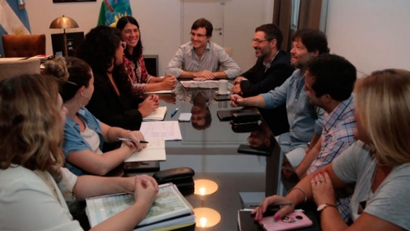 Yamila López, directora de  proyectos de la UCEPO del  Ministerio de Infraestructura y  Servicios Públicos, participó de  una reunión con Lucas Ghi,  Intendente de Morón