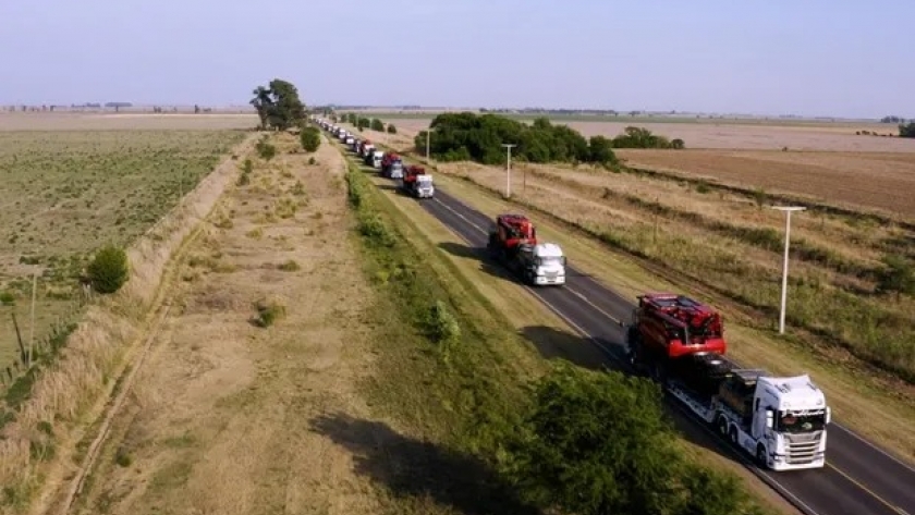 El más grande de América Latina: adónde iba la impactante caravana de más de 60 cosechadoras, pulverizadores y tractores que cruzó Córdoba