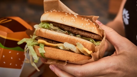 Del podio a la devaluación: el peso argentino, ahora 14,6% subvaluado según el Índice Big Mac