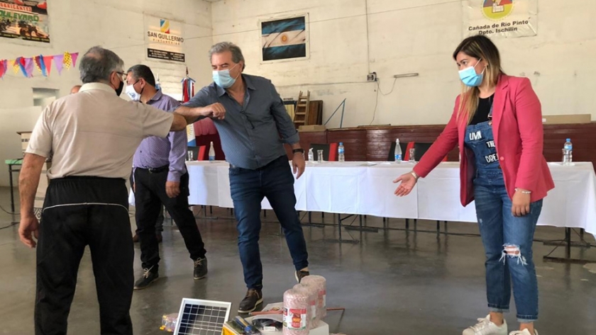 Incendios: entregan aportes e implementos a productores afectados