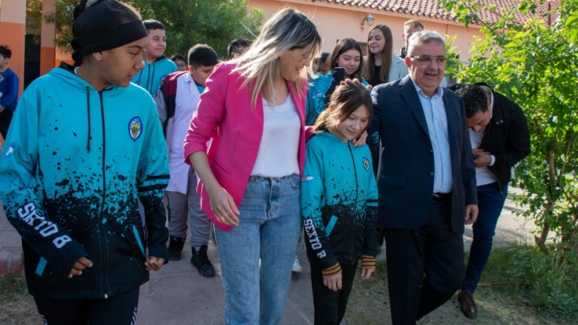 Raúl Jalil recorrió las obras de dos nuevos playones escolares