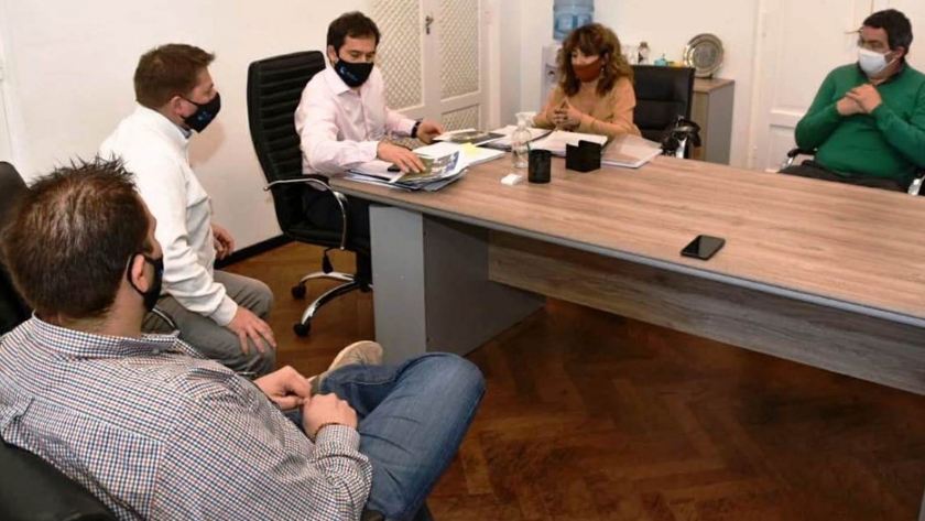 Comodoro Rivadavia: el gobierno provincial transfirió al municipio un centro de encuentro y el IPV recibió 150 lotes para construir viviendas