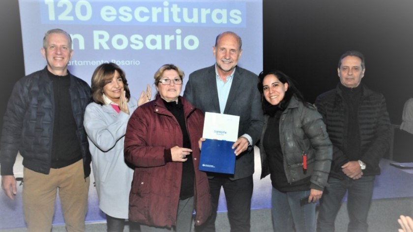 Perotti entregó 120 escrituras a familias en Rosario