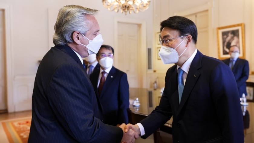 El Presidente recibió a las autoridades de la productora de acero internacional POSCO, que construirá una planta comercial de litio en Salta