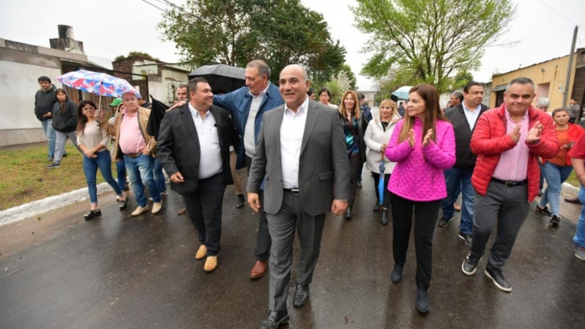 Manzur inauguró obras de pavimentación en el barrio Soeme de Las Talitas