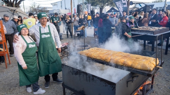 Ambato llevó un tamal gigante de más de 20 kilos a la Fiesta del Poncho y celebró la tradición culinaria de Los Varela