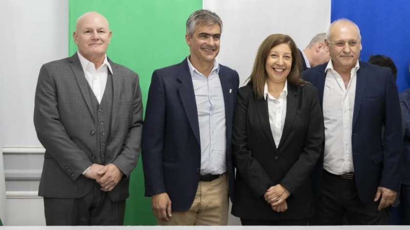 Carreras puso nuevamente en funciones a miembros de su Gabinete