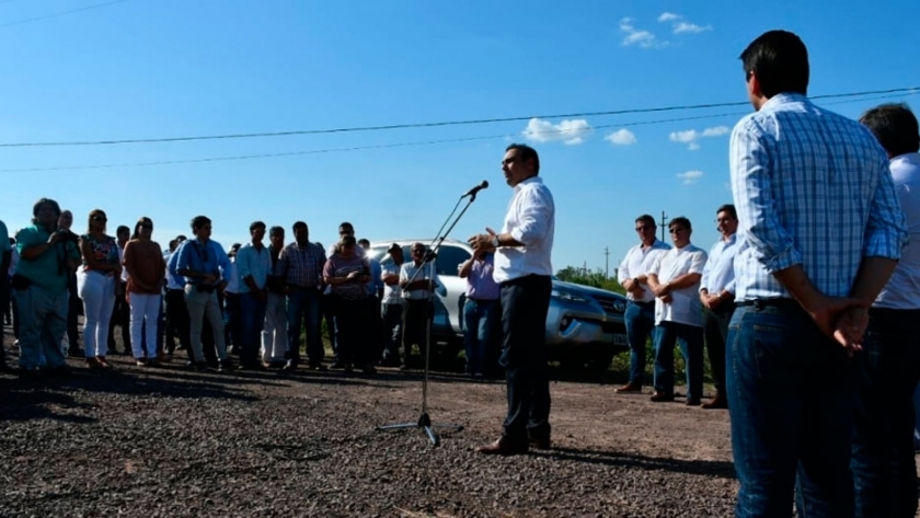 Valdés inauguro 23 kilómetros de ripio en Colonia Progreso