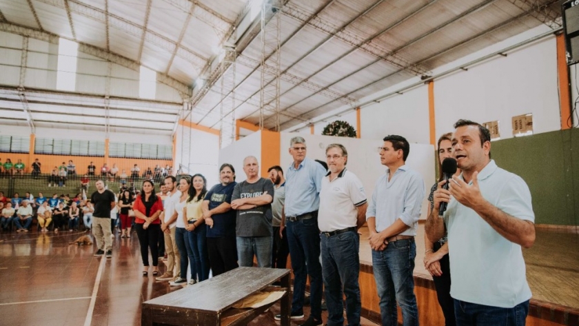 El Gobernador encabezó una nueva entrega del Banco de Herramientas e inauguró un centro kinesiológico en Puerto Esperanza