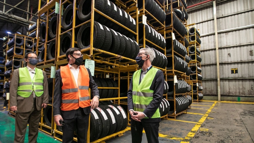 Meoni recorrió una planta de neumáticos y afirmó: 