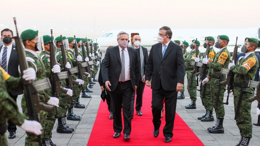 El Presidente arribó a México para participar de las ceremonias por los 200 años de la independencia