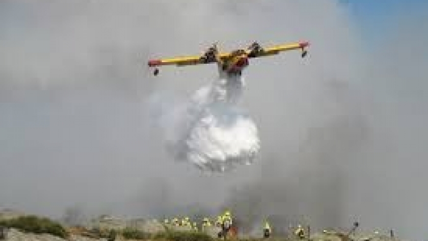 Ambiente refuerza el envío de medios aéreos para combatir los incendios forestales en Río Negro