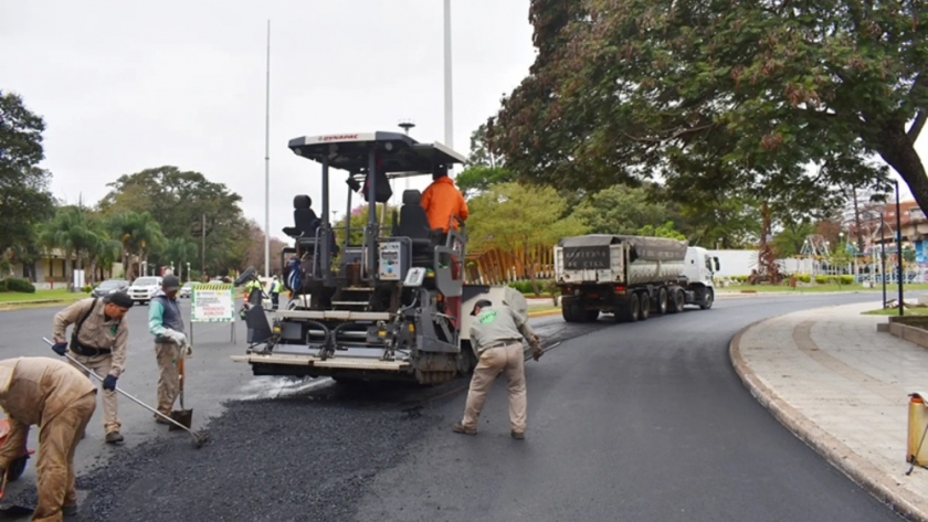 Corrienetes repavimenta las calles de debajo del puente Gral. Belgrano